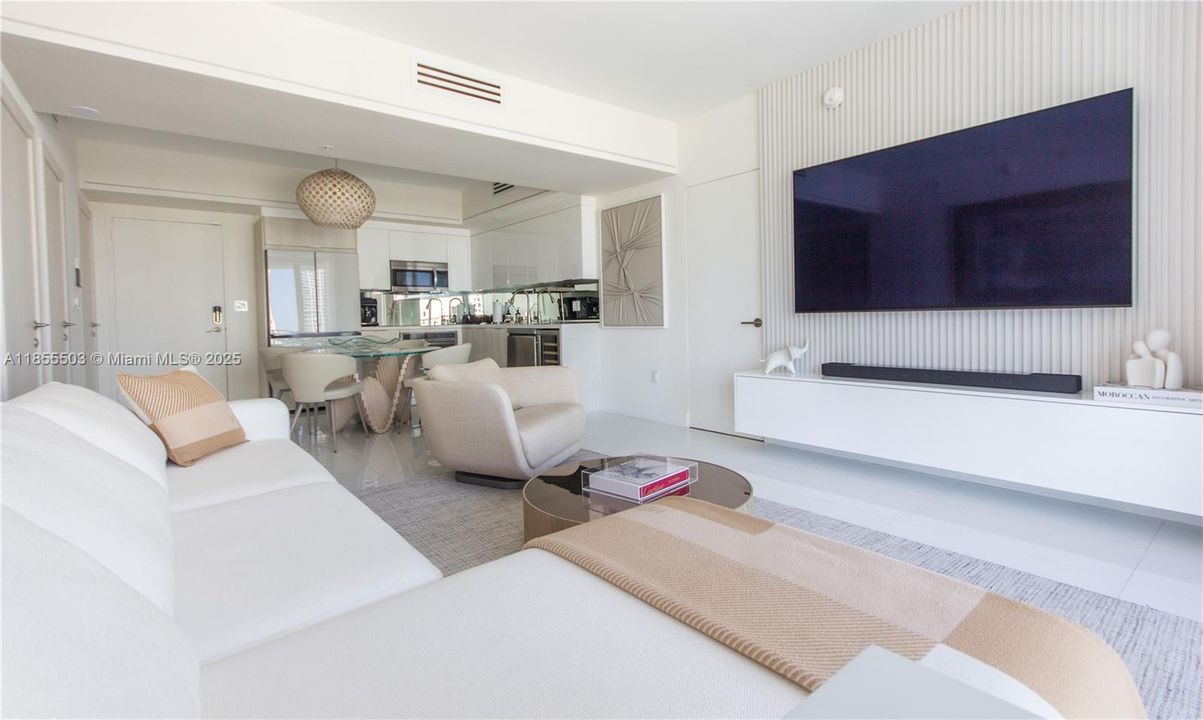 For Sale: $720,000 (2 beds, 2 baths, 1118 Square Feet)