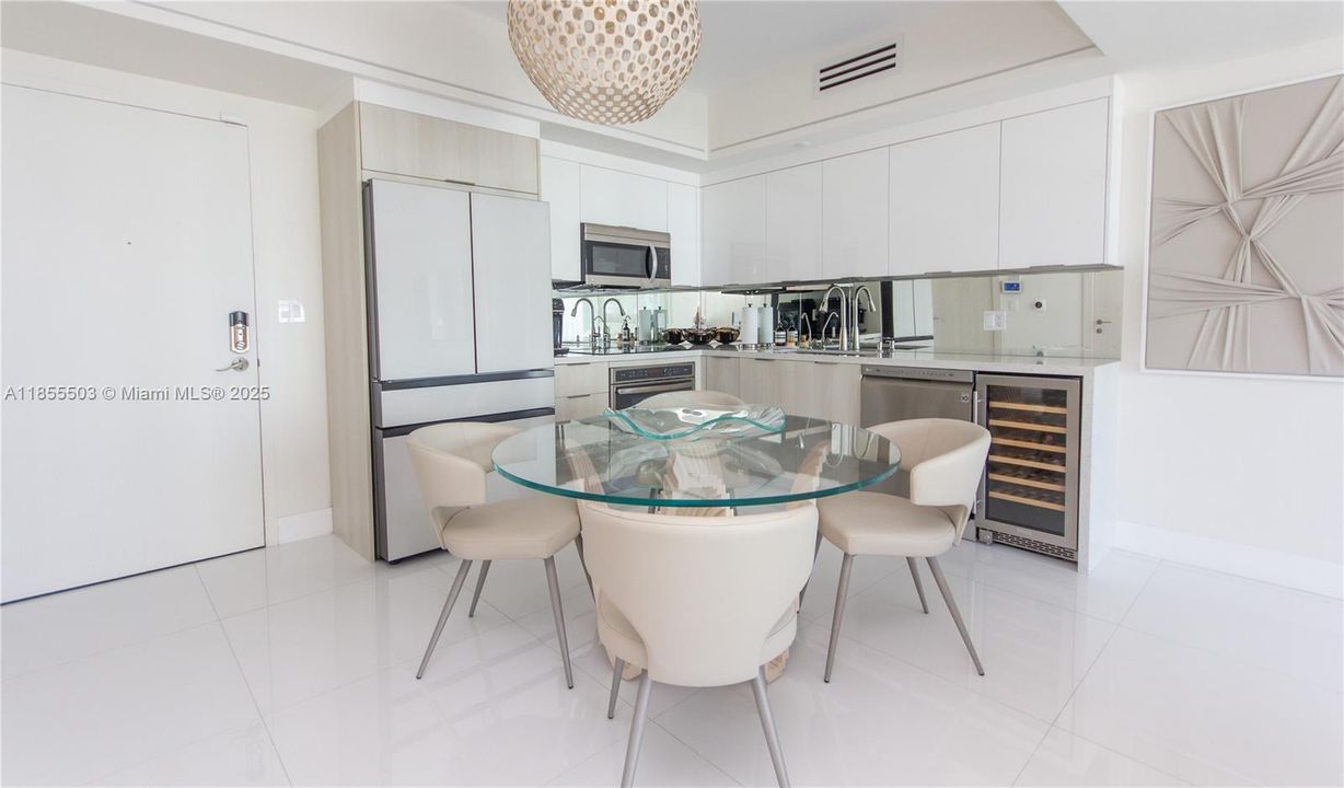 For Sale: $720,000 (2 beds, 2 baths, 1118 Square Feet)