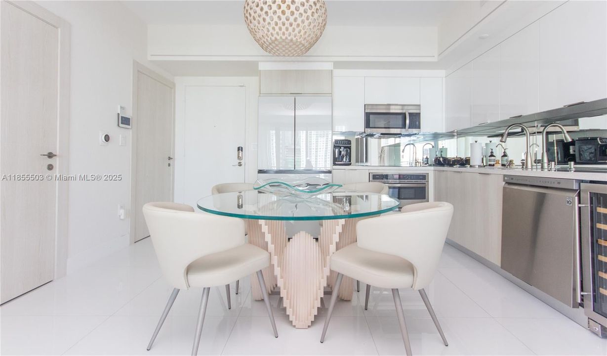 For Sale: $720,000 (2 beds, 2 baths, 1118 Square Feet)