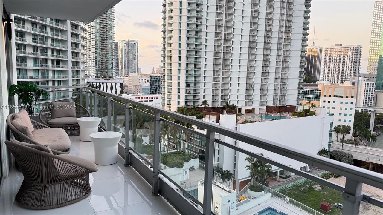 For Sale: $720,000 (2 beds, 2 baths, 1118 Square Feet)