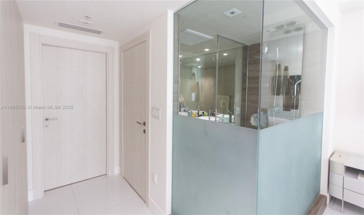 For Sale: $720,000 (2 beds, 2 baths, 1118 Square Feet)