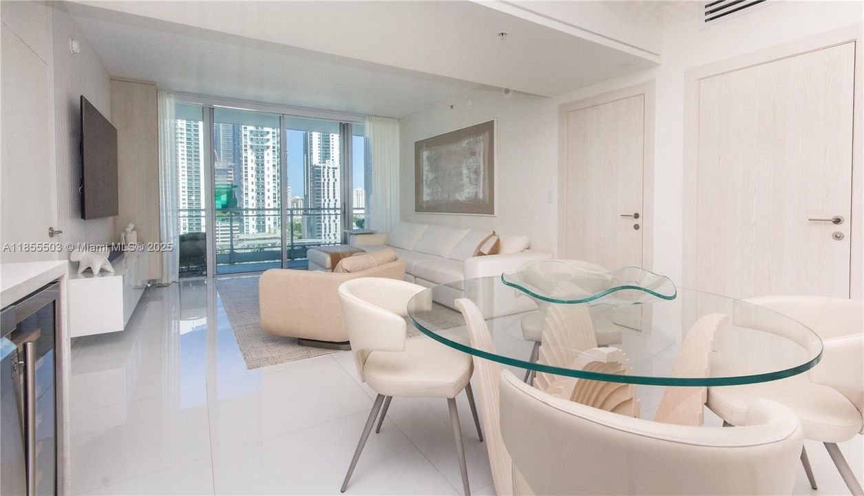 For Sale: $720,000 (2 beds, 2 baths, 1118 Square Feet)