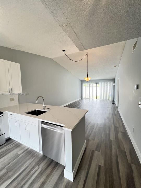 Active With Contract: $2,400 (2 beds, 2 baths, 1068 Square Feet)