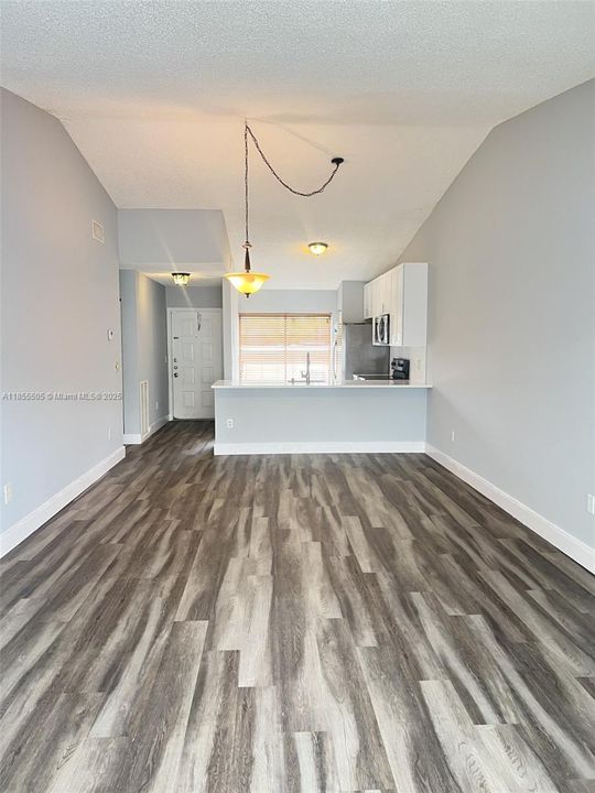 Active With Contract: $2,400 (2 beds, 2 baths, 1068 Square Feet)