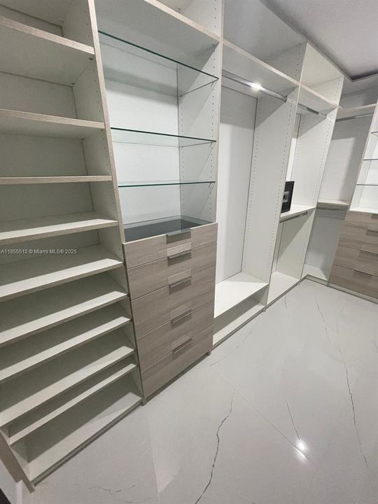 В аренду: $9,750 (5 спален, 3 ванн, 4000 Квадратных фут)