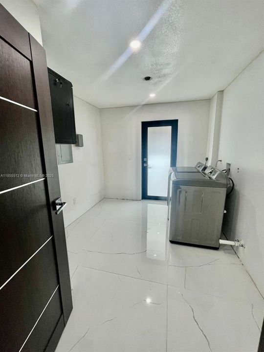 В аренду: $9,750 (5 спален, 3 ванн, 4000 Квадратных фут)