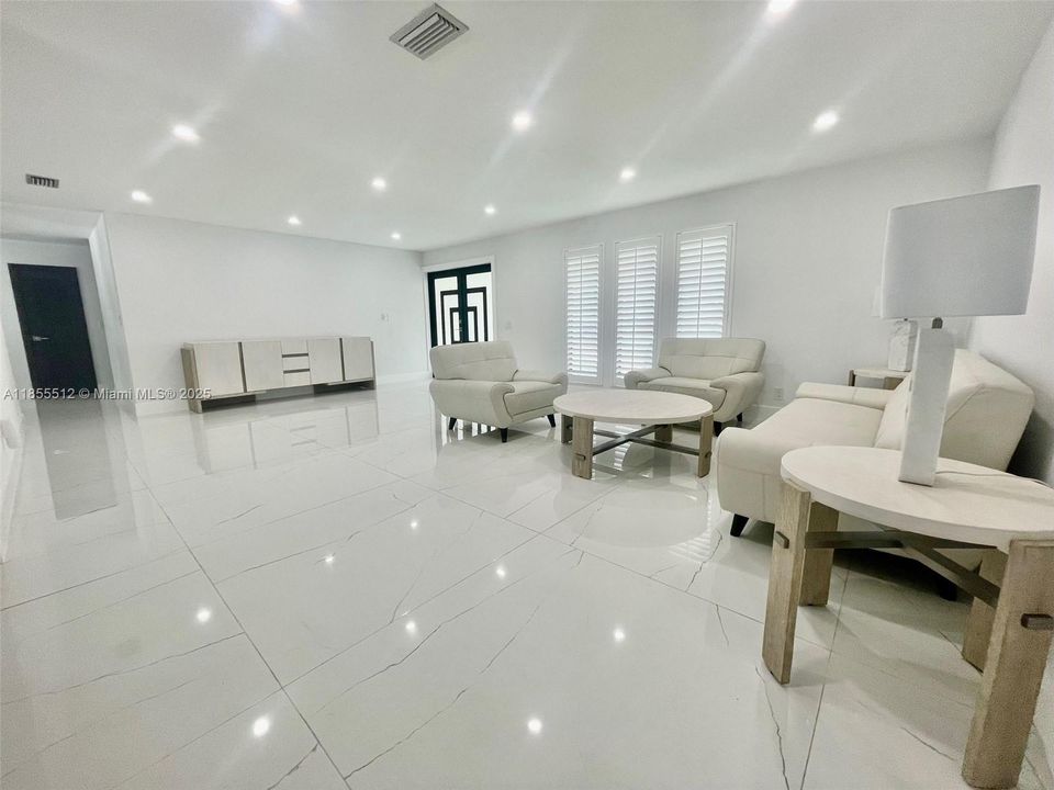 В аренду: $9,750 (5 спален, 3 ванн, 4000 Квадратных фут)