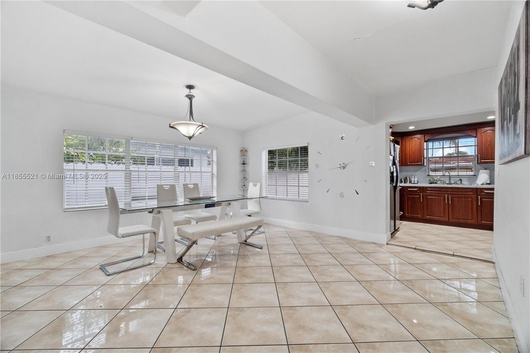 Vendido Recientemente: $580,000 (2 camas, 1 baños, 1183 Pies cuadrados)