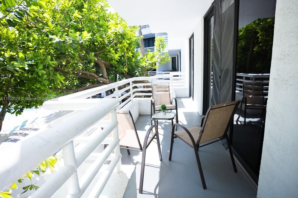 待售: $380,000 (2 贝兹, 2 浴室, 1062 平方英尺)