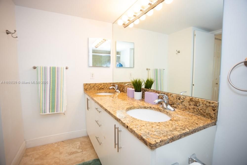 待售: $380,000 (2 贝兹, 2 浴室, 1062 平方英尺)