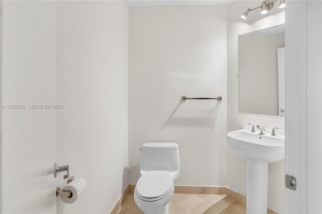 For Sale: $850,000 (2 beds, 2 baths, 1368 Square Feet)