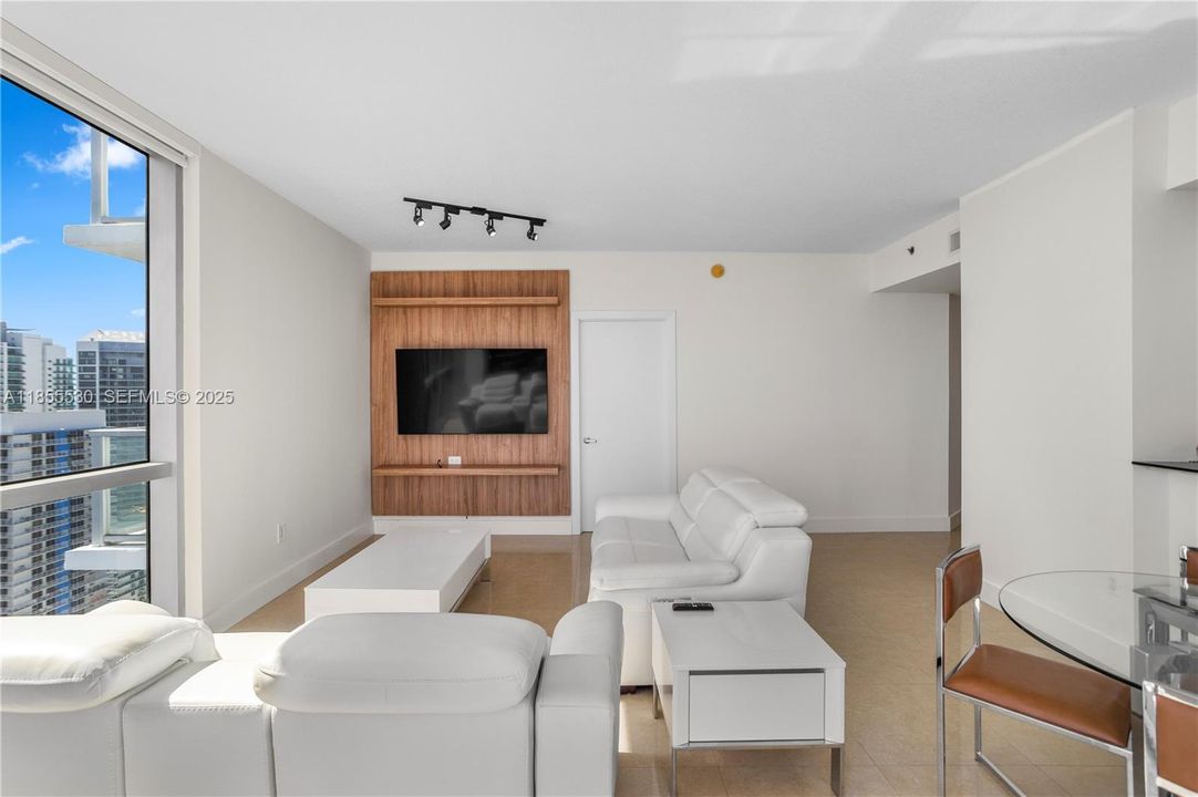 For Sale: $850,000 (2 beds, 2 baths, 1368 Square Feet)