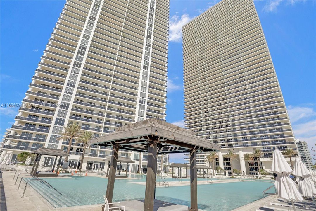 合同活跃: $1,600,000 (3 贝兹, 3 浴室, 2078 平方英尺)