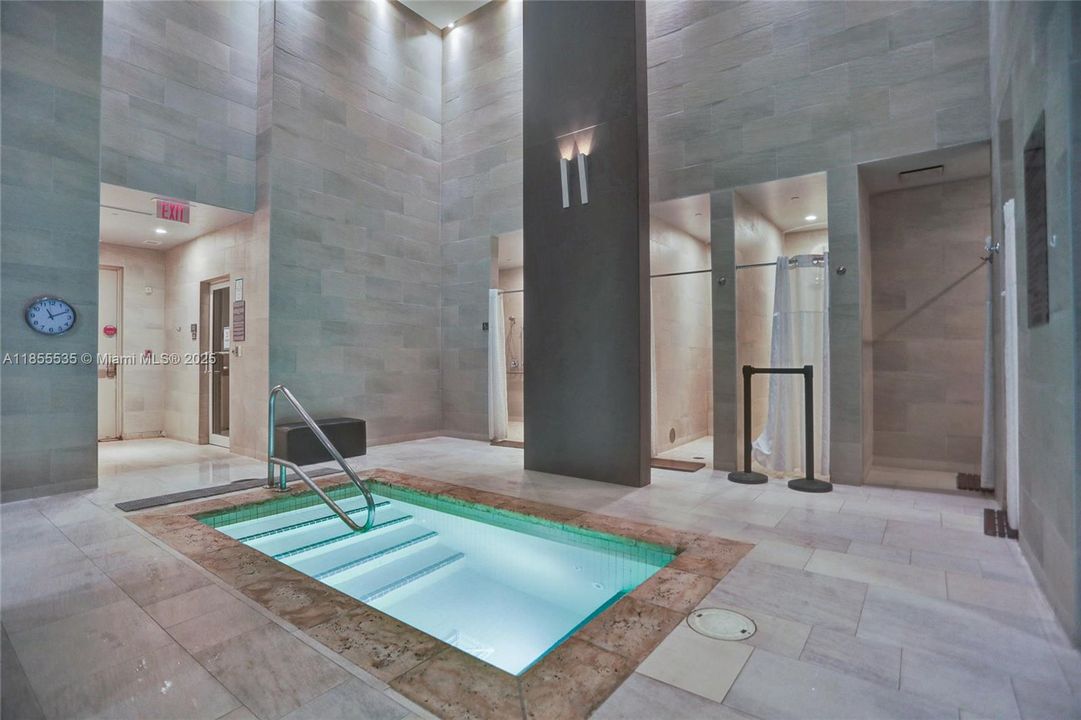 合同活跃: $1,600,000 (3 贝兹, 3 浴室, 2078 平方英尺)