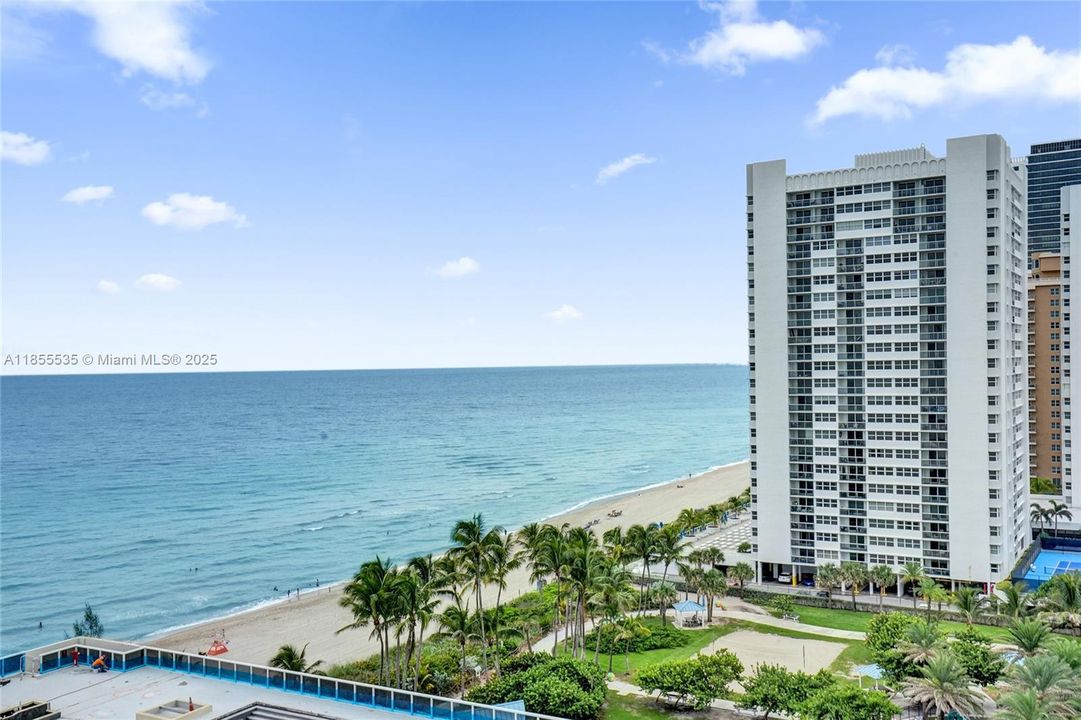 合同活跃: $1,600,000 (3 贝兹, 3 浴室, 2078 平方英尺)