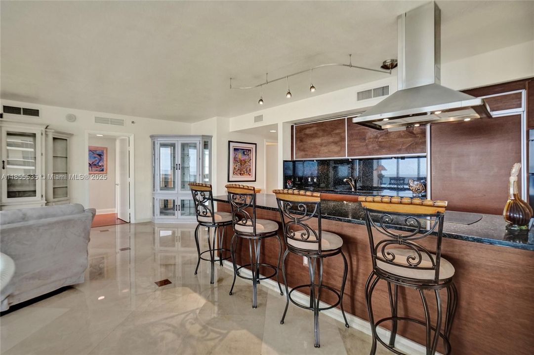 合同活跃: $1,600,000 (3 贝兹, 3 浴室, 2078 平方英尺)