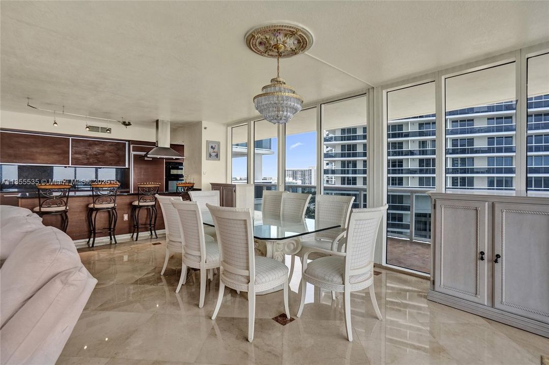 合同活跃: $1,600,000 (3 贝兹, 3 浴室, 2078 平方英尺)