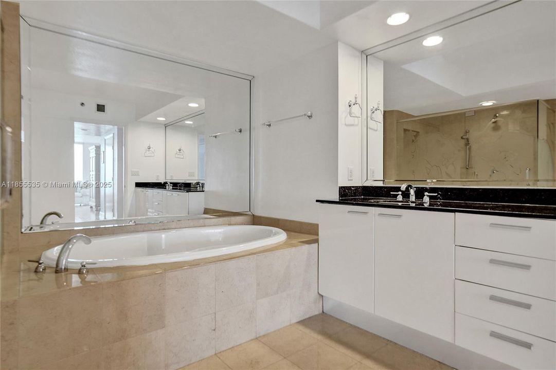 合同活跃: $1,600,000 (3 贝兹, 3 浴室, 2078 平方英尺)