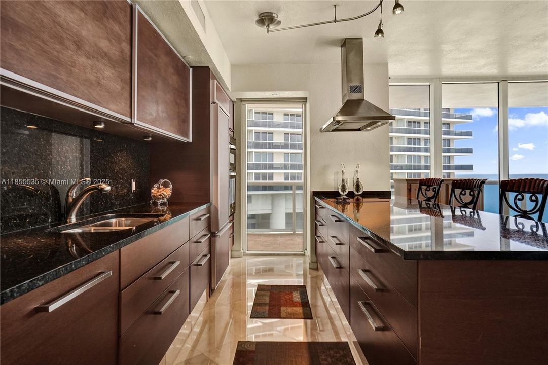 合同活跃: $1,600,000 (3 贝兹, 3 浴室, 2078 平方英尺)