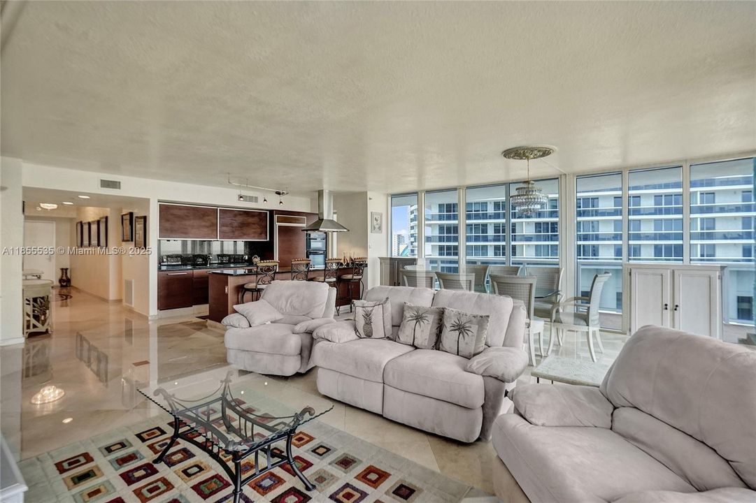 合同活跃: $1,600,000 (3 贝兹, 3 浴室, 2078 平方英尺)