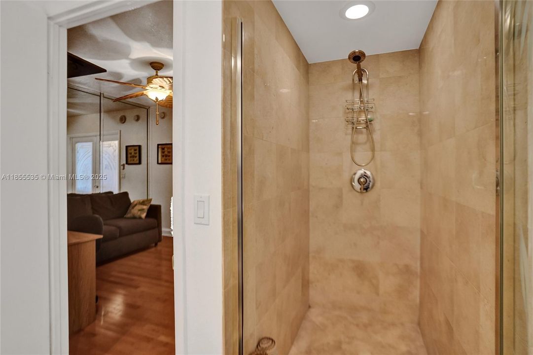 合同活跃: $1,600,000 (3 贝兹, 3 浴室, 2078 平方英尺)