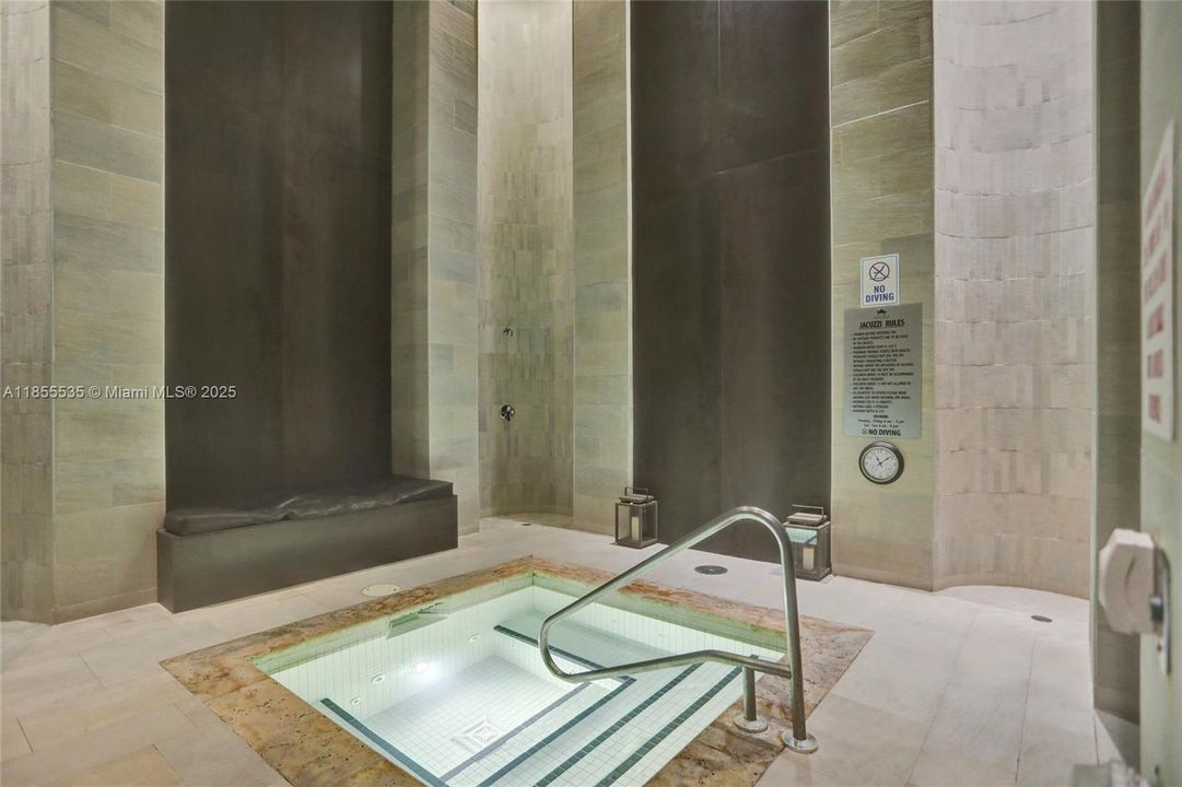 合同活跃: $1,600,000 (3 贝兹, 3 浴室, 2078 平方英尺)