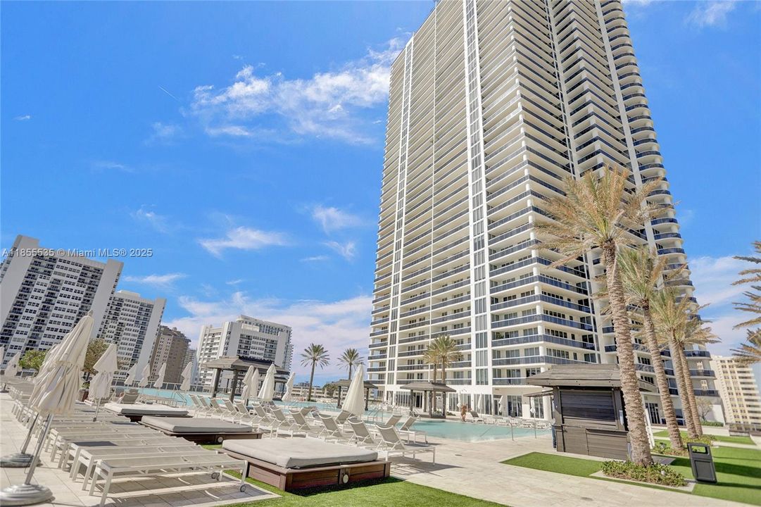 合同活跃: $1,600,000 (3 贝兹, 3 浴室, 2078 平方英尺)