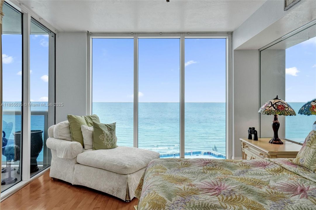 合同活跃: $1,600,000 (3 贝兹, 3 浴室, 2078 平方英尺)