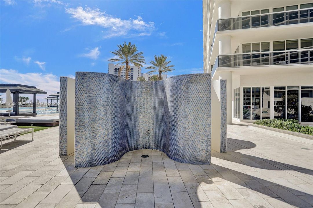 合同活跃: $1,600,000 (3 贝兹, 3 浴室, 2078 平方英尺)