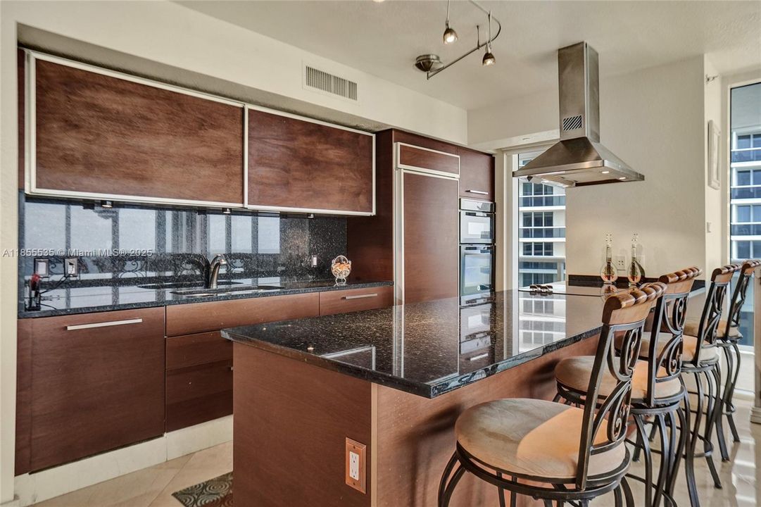 合同活跃: $1,600,000 (3 贝兹, 3 浴室, 2078 平方英尺)