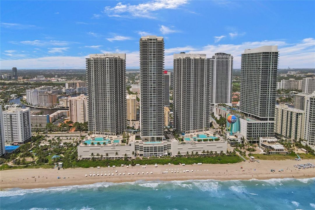 合同活跃: $1,600,000 (3 贝兹, 3 浴室, 2078 平方英尺)