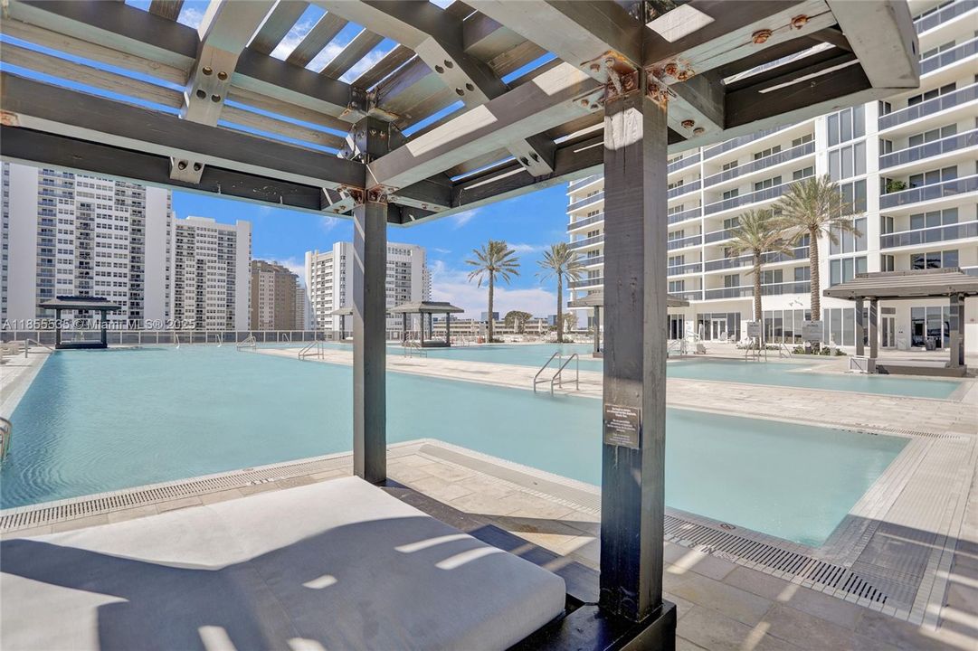 合同活跃: $1,600,000 (3 贝兹, 3 浴室, 2078 平方英尺)