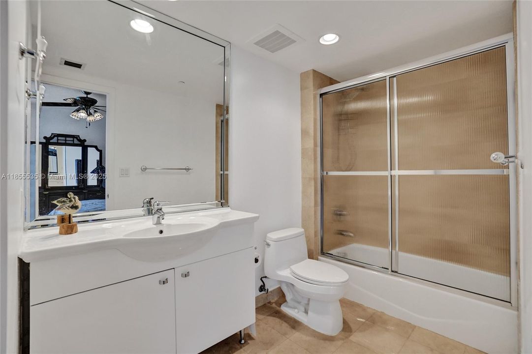 合同活跃: $1,600,000 (3 贝兹, 3 浴室, 2078 平方英尺)