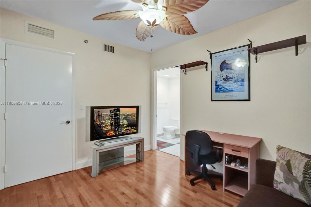 合同活跃: $1,600,000 (3 贝兹, 3 浴室, 2078 平方英尺)