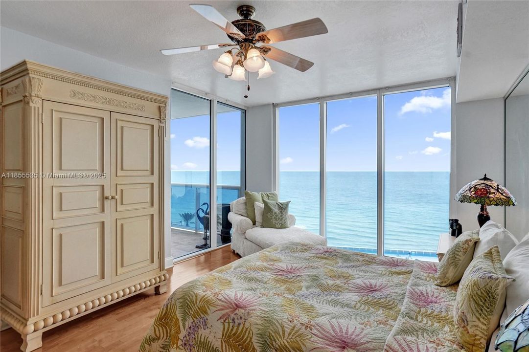 合同活跃: $1,600,000 (3 贝兹, 3 浴室, 2078 平方英尺)