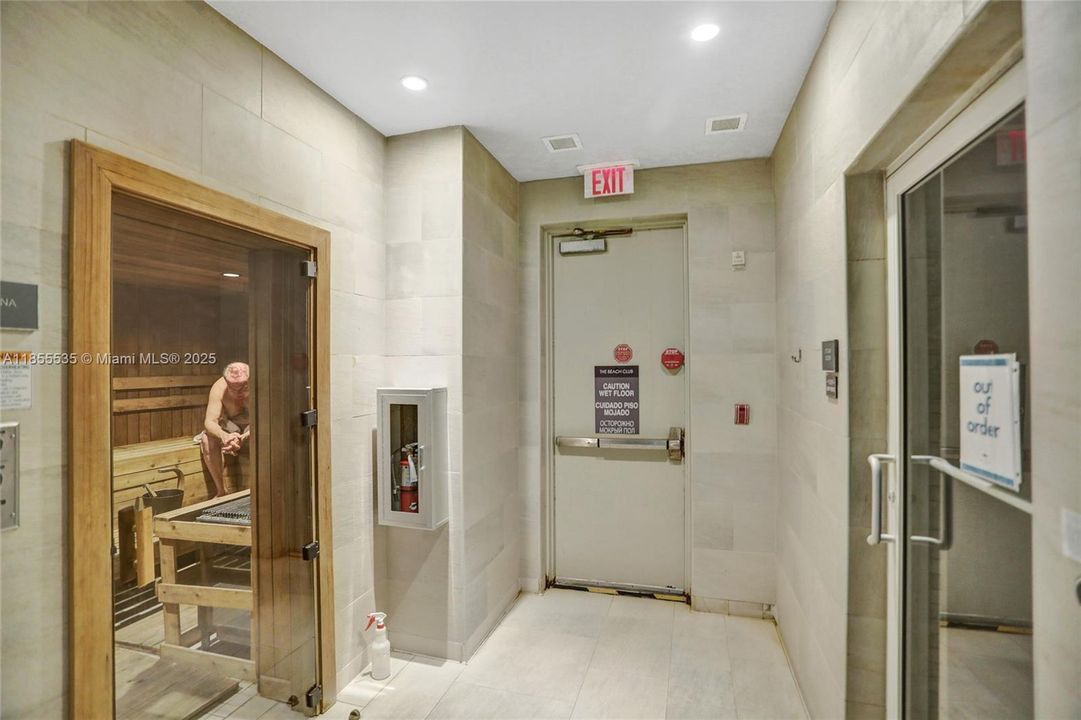 合同活跃: $1,600,000 (3 贝兹, 3 浴室, 2078 平方英尺)