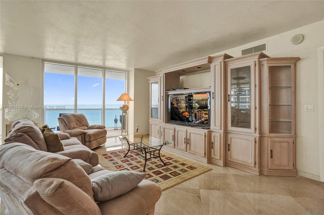 合同活跃: $1,600,000 (3 贝兹, 3 浴室, 2078 平方英尺)