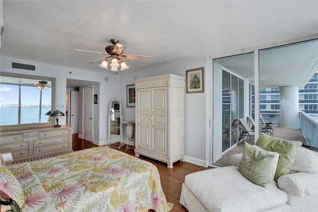 合同活跃: $1,600,000 (3 贝兹, 3 浴室, 2078 平方英尺)