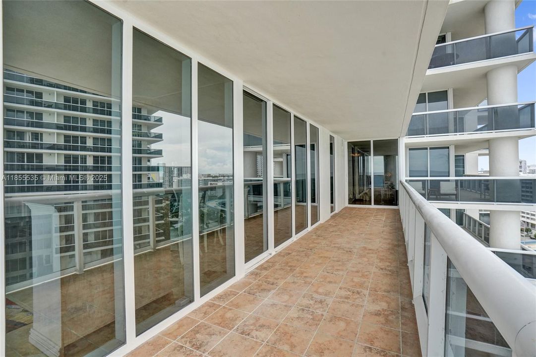 合同活跃: $1,600,000 (3 贝兹, 3 浴室, 2078 平方英尺)