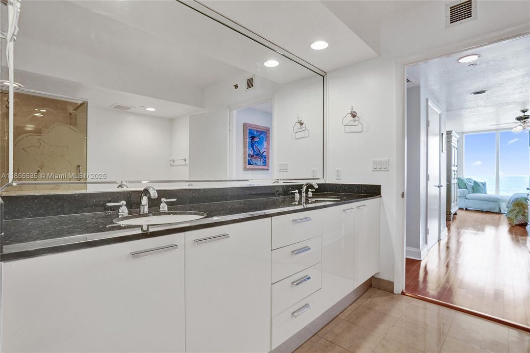 合同活跃: $1,600,000 (3 贝兹, 3 浴室, 2078 平方英尺)