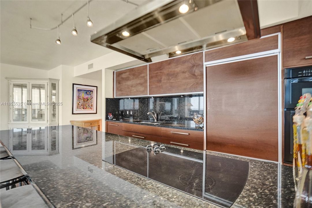 合同活跃: $1,600,000 (3 贝兹, 3 浴室, 2078 平方英尺)