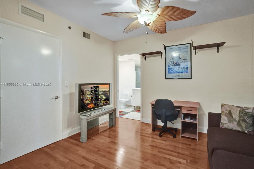 合同活跃: $1,600,000 (3 贝兹, 3 浴室, 2078 平方英尺)