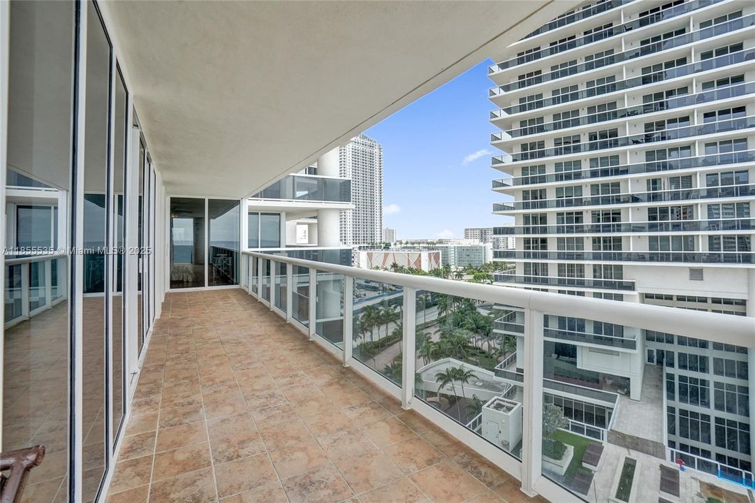 合同活跃: $1,600,000 (3 贝兹, 3 浴室, 2078 平方英尺)