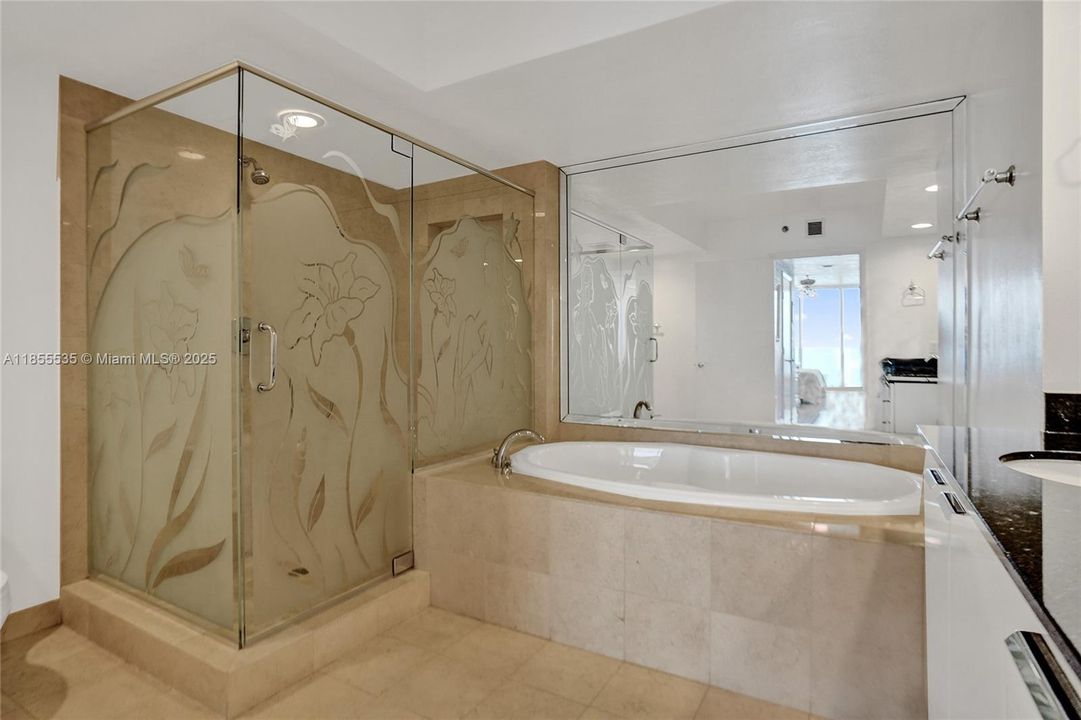 合同活跃: $1,600,000 (3 贝兹, 3 浴室, 2078 平方英尺)