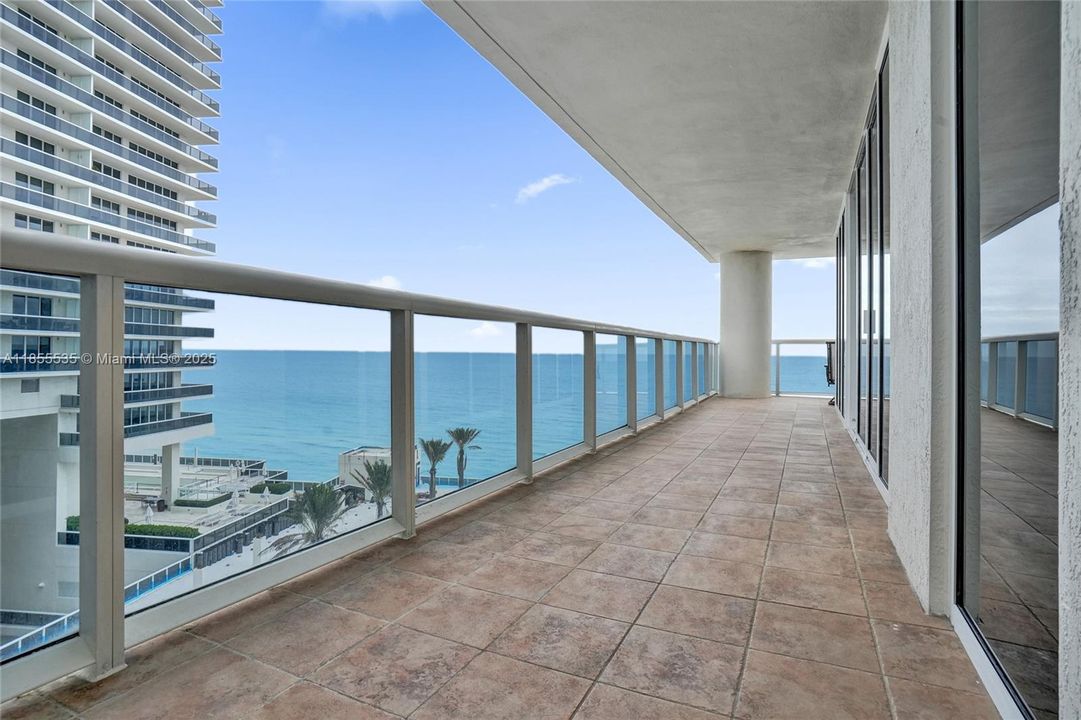 合同活跃: $1,600,000 (3 贝兹, 3 浴室, 2078 平方英尺)