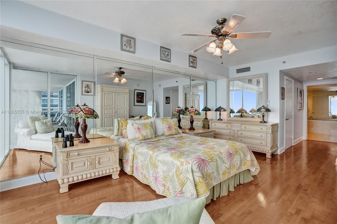 合同活跃: $1,600,000 (3 贝兹, 3 浴室, 2078 平方英尺)