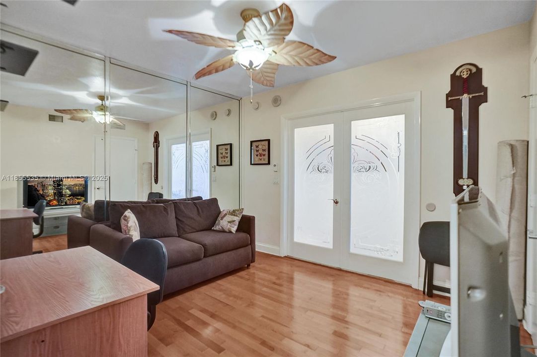 合同活跃: $1,600,000 (3 贝兹, 3 浴室, 2078 平方英尺)