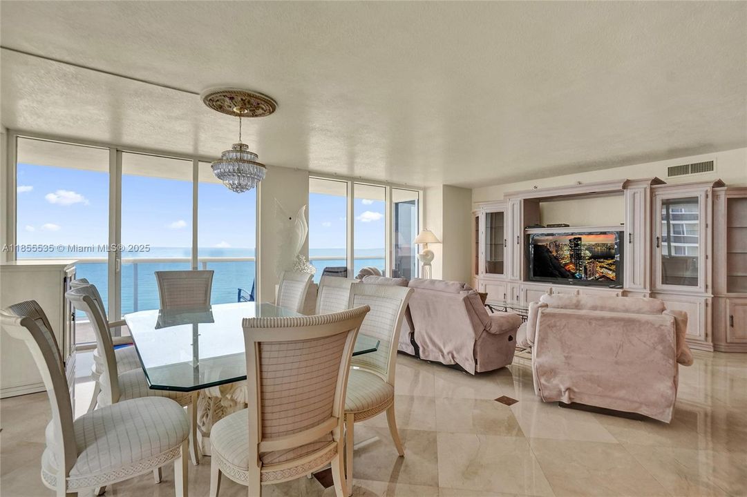 合同活跃: $1,600,000 (3 贝兹, 3 浴室, 2078 平方英尺)