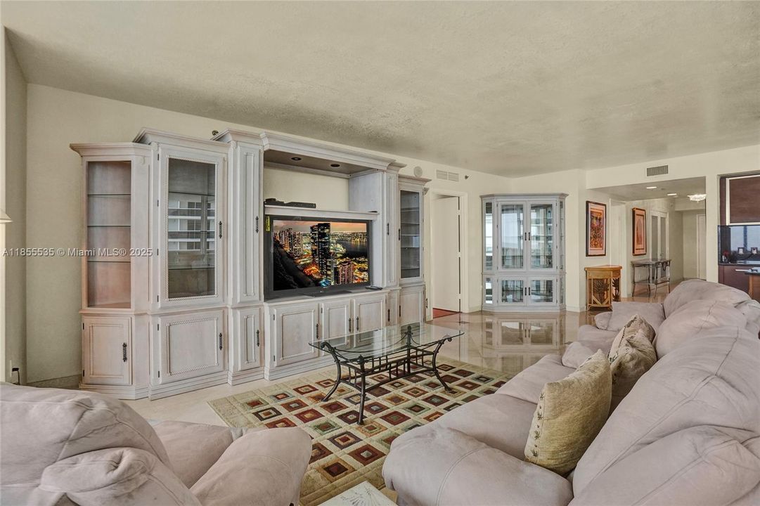 合同活跃: $1,600,000 (3 贝兹, 3 浴室, 2078 平方英尺)