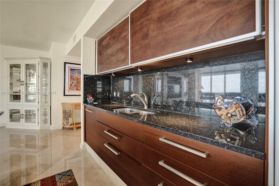 合同活跃: $1,600,000 (3 贝兹, 3 浴室, 2078 平方英尺)